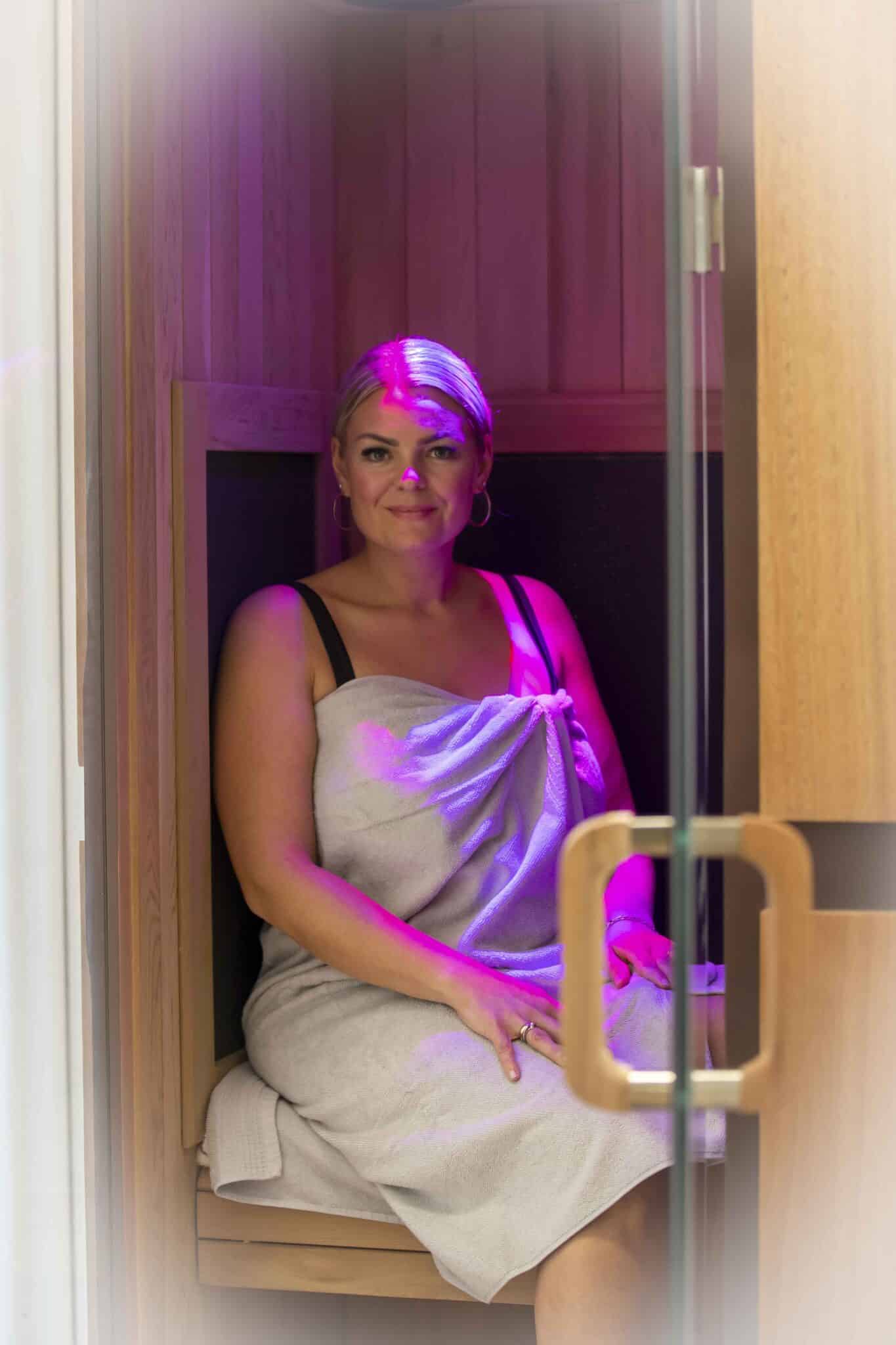 Infrarød sauna hjælper din krop til at restituere og afhjælper muskel- og ledsmerter, stress og hudproblemer.